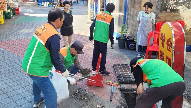 서울 관악구 조원동 자율방재단원들이 여름철 풍수해 대비 빗물받이 청소 작업을 하고 있다. 관악구청 제공