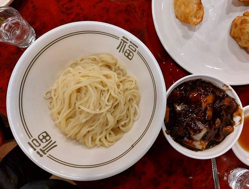 중국집의 레트로 메뉴인 옛날짜장.