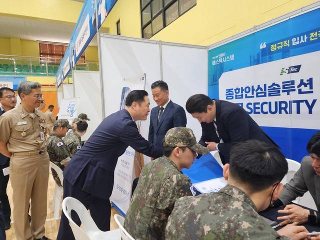 이희완 국가보훈부 차관이 22일 오전, 해군 1함대 필승관에서 개최한 전역예정장병 취·창업박람회에서 참가업체와 장병들을 격려하고 있다. 국가보훈부 제공