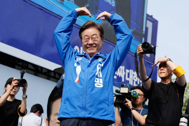 이재명 더불어민주당 대선 후보가 21일 인천시 부평역 북광장에서 열린 집중유세에서 하트를 만들고 있다. 연합뉴스