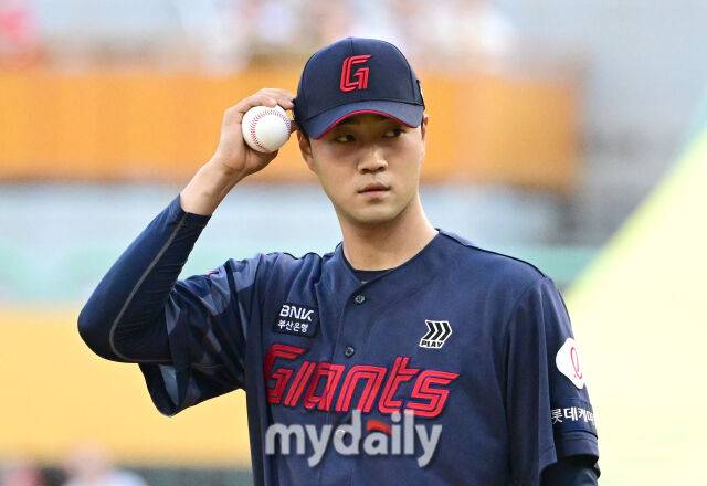 2024년 7월 30일 인천 SSG랜더스필드에서 '2024 신한 SOL Bank KBO리그, 롯데 자이언츠와 SSG 랜더스의 경기가 열렸다. 롯데 선발투수 윤성빈이 피치컴을 확인하고 있다.