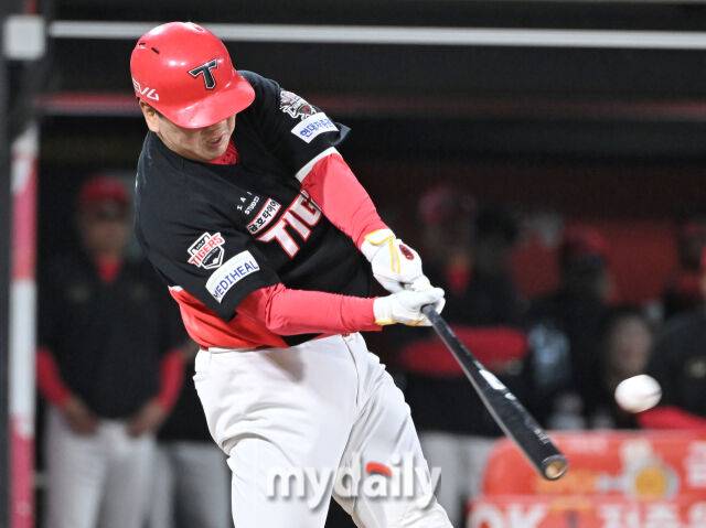 21일 오후 경기도 수원시 조원동 수원kt위즈파크에서 진행된 '2025 프로야구 KBO리그' kt위즈와 KIA타이거즈의 경기. 기아 이우성이 9회초 1사에서 안타를 치고 있다./수원=송일섭 기자 andlyu@mydaily.co.kr