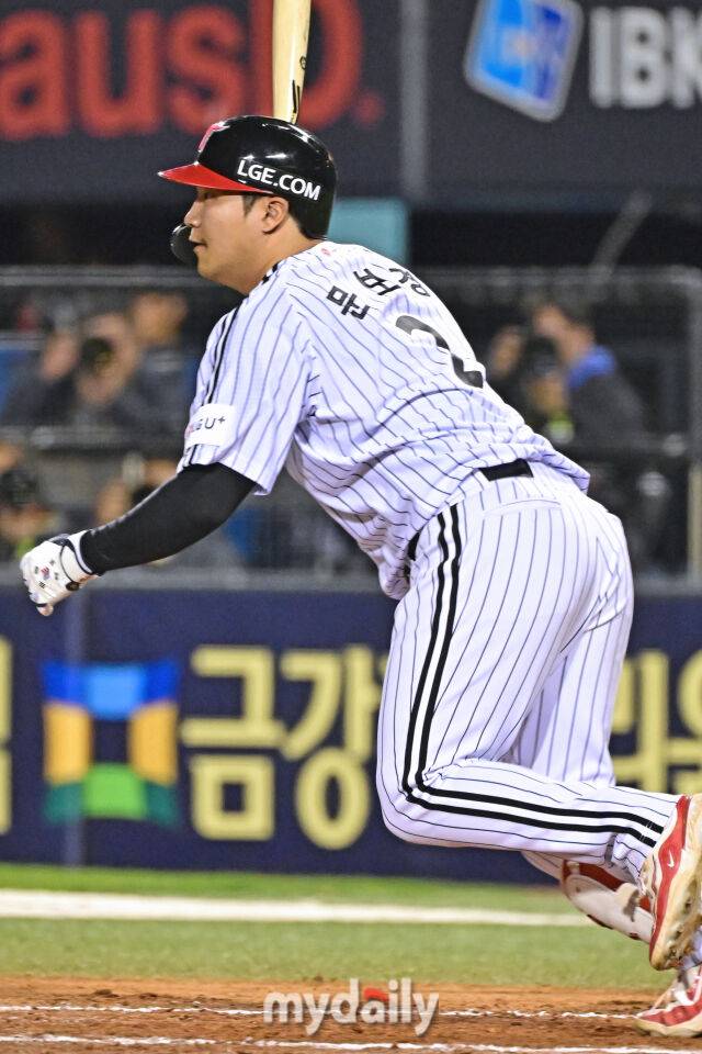 16일 서울 잠실야구장에서 열린 '2025 신한 SOL BANK KBO리그' 삼성 라이온즈와 LG 트윈스 경기. LG 문보경이 6회말 무사 1-2루에 안타를 친 후 타구를 바라보고 있다./마이데일리