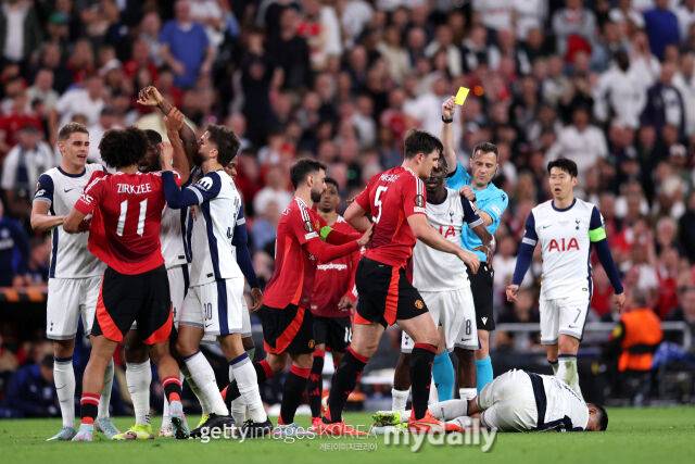 크리스티안 로메로와 해리 매과이어가 충돌하고 있다./게티이미지코리아