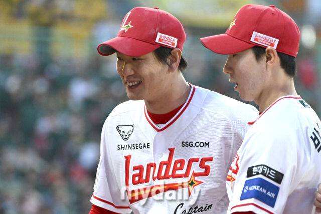 11일 인천 SSG랜더스필드에서 열린 '2025 신한 SOL BANK KBO리그' KIA 타이거즈와 SSG랜더스 더블헤더 2차전 경기. SSG 선발 김광현이 5회 수비를 무실점으로 마치고 더그아웃에 들어가고 있다./마이데일리