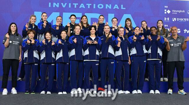 KYK 인비테이셔널에 참가한 감독과 선수들이 인사하고 있다 / 인천 = 유진형 기자 zolong@mydaily.co.kr