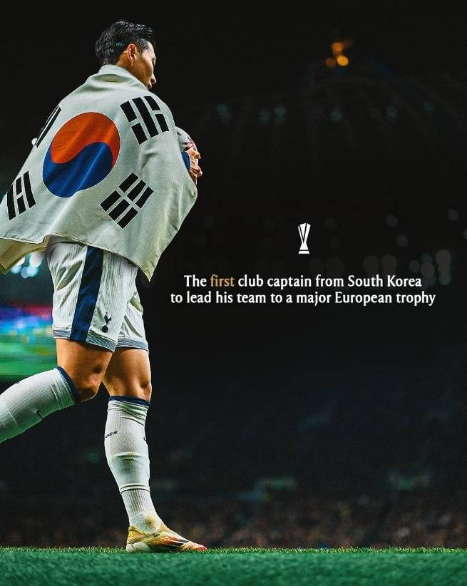 토트넘이 태극기를 두른 손흥민의 사진을 올린 뒤 “역사를 만드는 레전드”라고 칭했다. [토트넘 SNS]