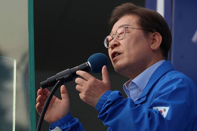더불어민주당 이재명 대선 후보가 지난 21일 자신의 지역구인 인천광역시 계양역 앞 유세에서 시민들에게 지지를 호소하고 있다. [연합]