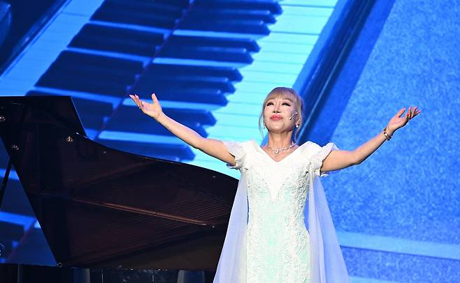 소프라노 조수미가 5일 대전시 유성구 KAIST 류근철 스포츠 콤플렉스에서 ‘신인류가 온다’의 주제로 열린 ‘이노베이트 코리아 2024’에서 축하공연을 하고 있다. 대전=이상섭 기자