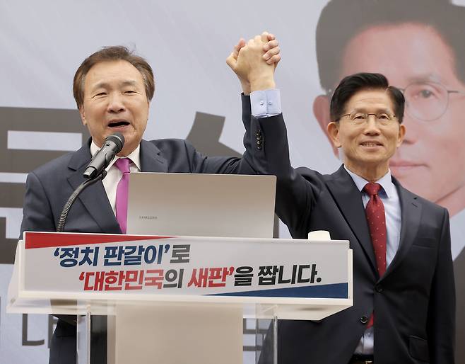 손학규 전 민주당·바른미래당 대표가 22일 서울 여의도 국민의힘 중앙당사에서 열린 정치개혁 관련 긴급 기자회견에서 국민의힘 김문수 대선 후보 지지 선언을 하고 있다. <연합>