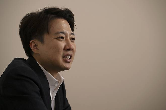 이준석 개혁신당 대선 후보가 21일 오후 경기도 성남시의 한 카페에서 헤럴드경제와 인터뷰하고 있다. 이 후보는 이재명 흔들기를 통한 존재감 키우기에 나서고 있다. 1차 TV토론에서 이재명 더불어민주당 대선 후보를 상대로 집요한 공세를 펼쳤던 전략이 유효했다는 판단에서다. 성남=박해묵 기자