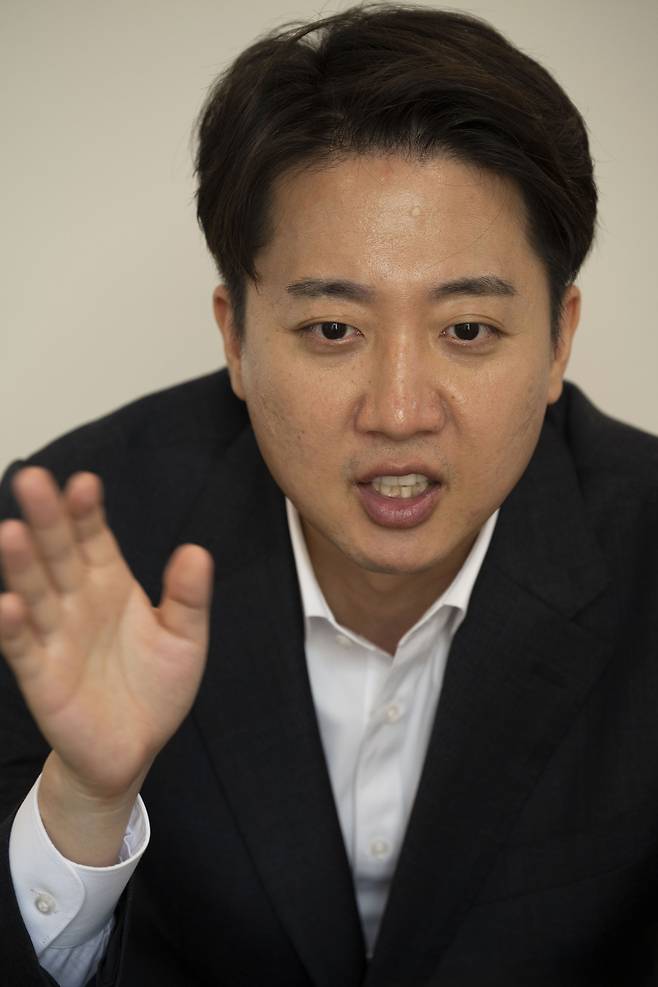 이준석 개혁신당 대선 후보가 21일 오후 경기도 성남시의 한 카페에서 헤럴드경제와 인터뷰하고 있다. 이 후보는 이재명 흔들기를 통한 존재감 키우기에 나서고 있다. 1차 TV토론에서 이재명 더불어민주당 대선 후보를 상대로 집요한 공세를 펼쳤던 전략이 유효했다는 판단에서다. 성남=박해묵 기자