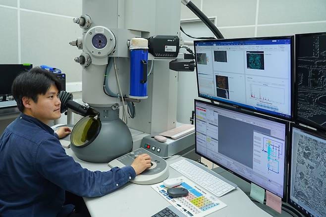 조용륜 박사가 투과전자현미경(TEM)을 이용해 시료의 미세 구조를 분석하고, 그 결과로 얻어진 고해상도 이미지와 조성분석 데이터를 확인하고 있다.[GIST 제공]