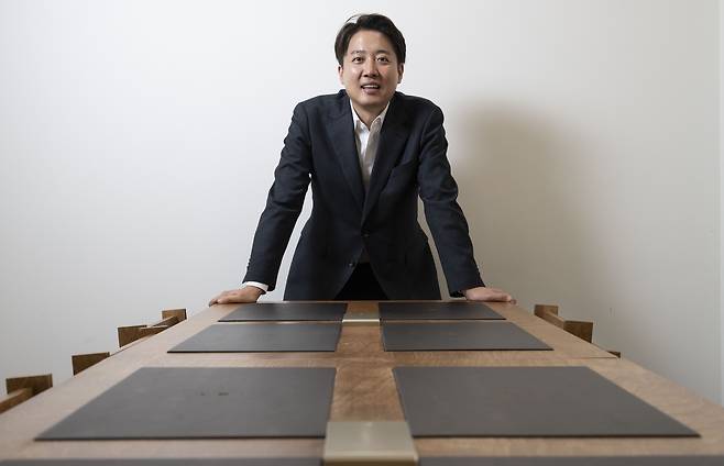 이준석 개혁신당 대선 후보가 21일 오후 경기도 성남시의 한 카페에서 헤럴드경제와 인터뷰하고 있다. 이 후보는 이재명 흔들기를 통한 존재감 키우기에 나서고 있다. 1차 TV토론에서 이재명 더불어민주당 대선 후보를 상대로 집요한 공세를 펼쳤던 전략이 유효했다는 판단에서다.  성남=박해묵 기자