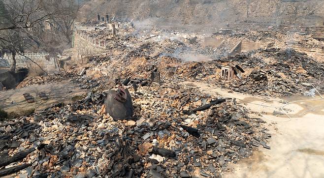 26일 경북 의성군 단촌면 고운사 가운루를 비롯한 건물들이 전날 번진 산불에 모두 불에타 흔적만 남아 있다. 이번 화재로 국가 지정 문화유산 보물로 지정된 가운루와 연수전 등이 소실됐다. 의성=이상섭 기자