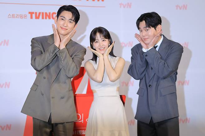 배우 박진영(왼쪽부터), 박보영, 류경수가 21일 서울 영등포구 CGV 영등포에서 열린 tvN 드라마 ‘미지의 서울’ 제작발표회에서 포즈를 취하고 있다. [연합]