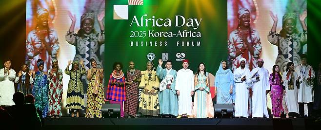 21일 오후 서울 용산구 그랜드 하얏트 서울 그랜드볼룸에서 열린 ‘아프리카의 날 2025 기념 비즈포럼’ 축하행사에서 한-아프리카 전통의상 패션쇼를 하고 있다.  이상섭 기자