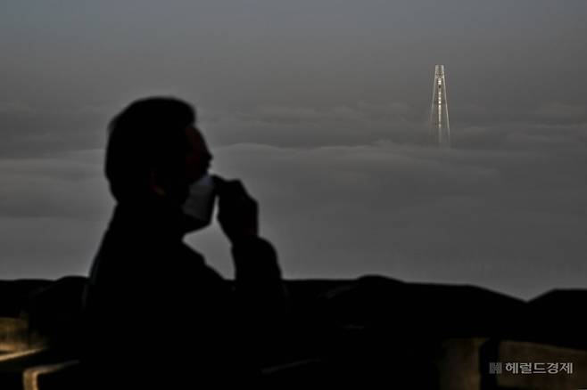 경기도 광주시 남한산성에서 바라본 롯데월드타워 일대가 미세먼지와 황사로 인해 뿌연 모습을 보이고 있다.[임세준 기자]