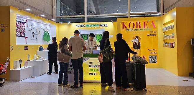 외국인관광객 환영주간 인천공항 부스 모습. 관광산업은 국부와 일자리를 창출하자고 있는 것이다. 관광을 사치 혹은 여가문화로만 보는 시각은 관광산업의 홀대로 이어졌다.