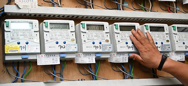 서울 중구의 한 다세대 주택에서 관계자가 계량기를 살펴보고 있다. [헤럴드경제DB]