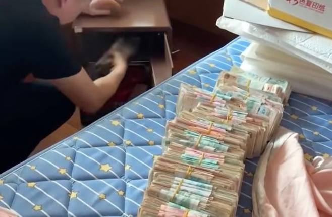 [서울=뉴시스] 중국 농산물 시장 등에서 1000명 이상의 상인들을 상대로 위조 지폐 사기극을 벌인 부부가 2년 만에 체포됐다. (사진 = SCMP 캡처) 2025.05.21. *재판매 및 DB 금지