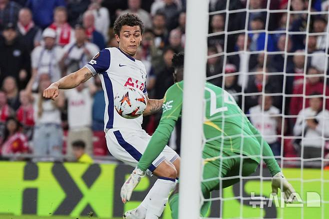 [빌바오=AP/뉴시스]토트넘, 맨유에 전반 1-0 리드. 2025.05.21.