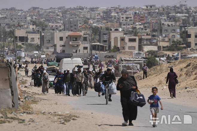 [칸유니스=AP/뉴시스] 이스라엘군은 21일(현지 시간) 요르단강 서안을 방문한 유럽 외교관들에게 경고 사격을 했다가 사과했다. 사진은 지난 19일 가자지구 칸유니스에서 이스라엘군의 군사 작전이 계속되자, 팔레스타인 피란민들이 대피하고 있는 모습. 2025.05.22.