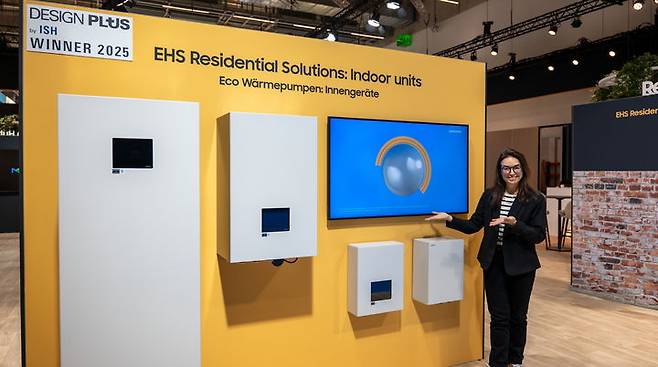 [서울=뉴시스]삼성전자 모델이 17일부터 21일(현지시간)까지 독일 프랑크푸르트에서 개최되는 냉난방공조전시회 'ISH 2025’에서 고효율 냉난방 시스템 히트펌프 '슬림핏 클라이밋허브'를 소개하고 있다. (사진=삼성전자 제공) photo@newsis.com *재판매 및 DB 금지