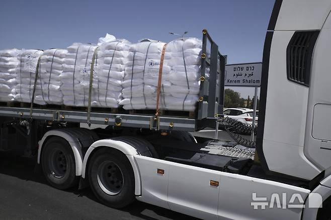 [케렘 샬롬=AP/뉴시스] 5월 20일(현지 시간) 가자지구에 대한 인도적 지원 물품을 싣고 국경 밖에서 대기하던 트럭이 이스라엘 남부-가자지구 접경인 케렘 샬롬 검문소를 향해 이동하고 있다. 2025.05.22.