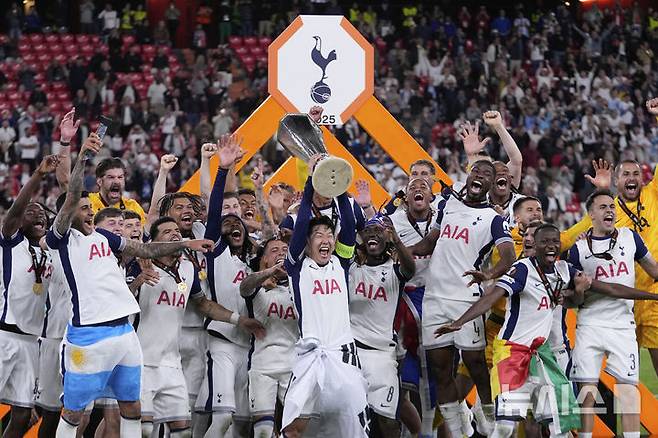 [빌바오=AP/뉴시스]손흥민, 유로파리그 우승으로 생애 첫 정상. 2025.05.21.