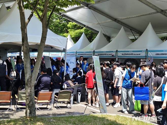 [서울=뉴시스] 권신혁 기자 = 식품의약품안전처는 여성가족부가 개최하는 '제21회 대한민국 청소년박람회'에 참가해 마약 중독의 위험성을 알리고 나트륨·당류를 줄인 건강한 식습관과 안전한 화장품 사용 방법을 안내하기 위해 청소년 눈높이에 맞는 다양한 교육·홍보 프로그램을 운영한다고 22일 밝혔다. 사진은 지난해 열린 제20회 대한민국청소년박람회의 모습. 2024.05.23. innovation@newsis.com