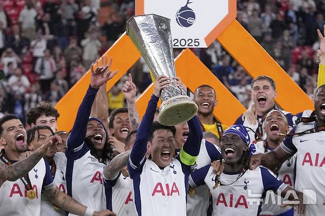 [빌바오=AP/뉴시스] 토트넘 홋스퍼의 손흥민이 21일(현지 시간) 스페인 빌바오의 산 마메스 스타디움에서 열린 2024-25 유럽축구연맹(UEFA) 유로파리그(UEL) 결승전에서 우승한 뒤 동료들과 함께 트로피를 들어 올리고 있다. 토트넘은 맨체스터 유나이티드를 1-0으로 꺾고 우승을 차지했으며, 손흥민은 생애 첫 우승컵을 들어 올렸다. 2025.05.22.