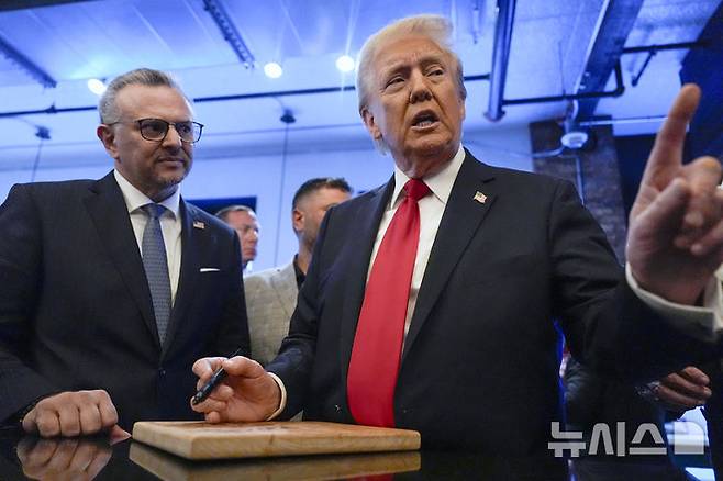 [디어본=AP/뉴시스] 도널드 트럼프 미국 대통령(오른쪽)과 사돈이자 아랍·중동 고문인 마사드 불로스. (사진=뉴시스DB) 2025.05.22.