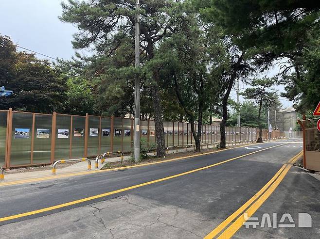 [의정부=뉴시스] 경기 의정부시 반환 미군기지 캠프 레드클라우드(CRC) 내 임시 통과도로 양 옆으로 외부인의 출입을 막는 펜스가 설치돼 있다. (사진=의정부시청) photo@newsis.com