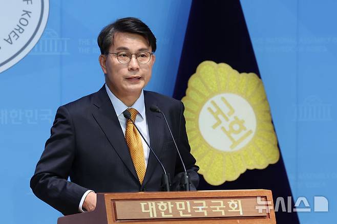 [서울=뉴시스] 권창회 기자 = 윤상현 국민의힘 의원이 18일 오전 서울 여의도 국회 소통관에서 기자회견을 열고 대선 승리를 위한 국민의힘의 대통합을 촉구하고 있다. 2025.05.18. kch0523@newsis.com