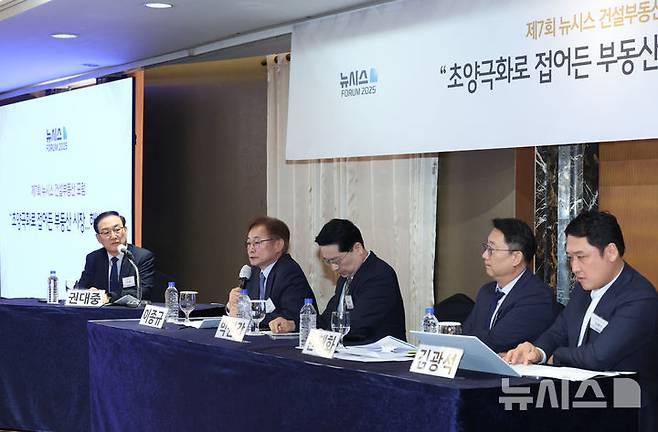 [서울=뉴시스] 조수정 기자 = 이종규 국가미래연구원 연구위원이 22일 오전 서울 중구 롯데호텔서울에서 열린 제7회 뉴시스 건설부동산포럼 '초양극화로 접어든 부동산 시장...해법은?'에서 '부동산 양극화 해소를 위한 제언' 종합토론에서 발언하고 있다. 왼쪽부터 좌장인 권대중 서강대 일반대학원 부동산학과 교수, 토론 패널인 이종규 국가미래연구원 연구위원, 박원갑 KB국민은행 부동산수석전문위원, 한태화 법무법인 B&H 대표변호사, 김광석 한국경제산업연구원 경제연구실장.  2025.05.22. chocrystal@newsis.com