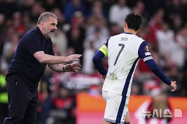 [빌바오=AP/뉴시스] 토트넘 홋스퍼의 손흥민(오른쪽)이 21일(현지 시간) 스페인 빌바오의 산 마메스 스타디움에서 열린 2024-25 유럽축구연맹(UEFA) 유로파리그(UEL) 결승전에서 안지 포스테코글루 감독과 대화하고 있다. 토트넘은 맨체스터 유나이티드를 1-0으로 꺾고 우승을 차지했으며, 손흥민은 생애 첫 우승컵을 들어 올렸다. 2025.05.22.