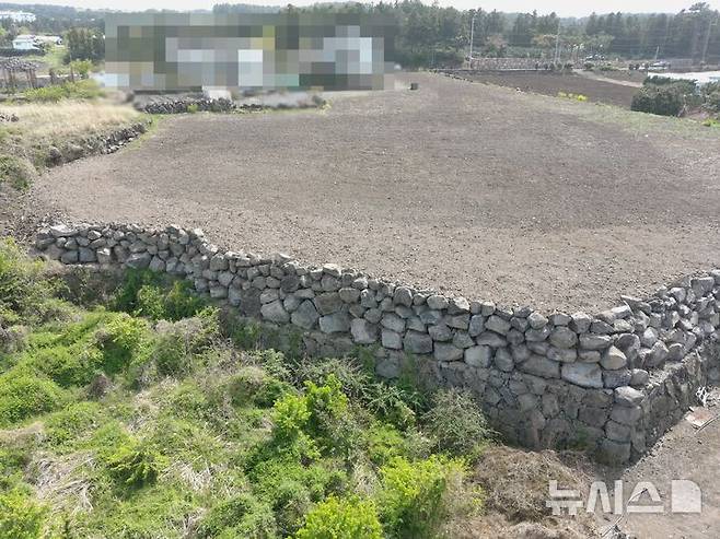 [제주=뉴시스] 지난해 말부터 올해 3월까지 '위파크 제주' 공사장에서 토사를 불법 반출한 업체와 토지주 등 8명이 검찰에 송치됐다. 사진은 과수원으로 불법 반출된 토사. (사진=제주도자치경찰단 제공) 2025.05.22. photo@newsis.com