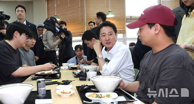 [인천=뉴시스] 전진환 기자 = 이준석 개혁신당 대선 후보가 22일 '학식먹자 이준석' 캠페인이 열린 인천 미추홀구 인하대학교에서 학생들과 학식을 먹으며 대화를 나누고 있다. 2025.05.22. amin2@newsis.com