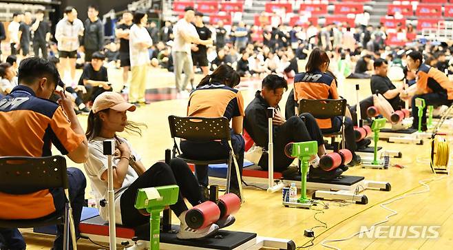 [수원=뉴시스] 김종택 기자 = 2024년도 경기도 소방공무원 체력검정이 실시된 지난해 5월 28일 경기도 수원시 칠보체육관에서 응시생들이 윗몸일으키기 테스트를 받고 있다. 2024.05.28. jtk@newsis.com