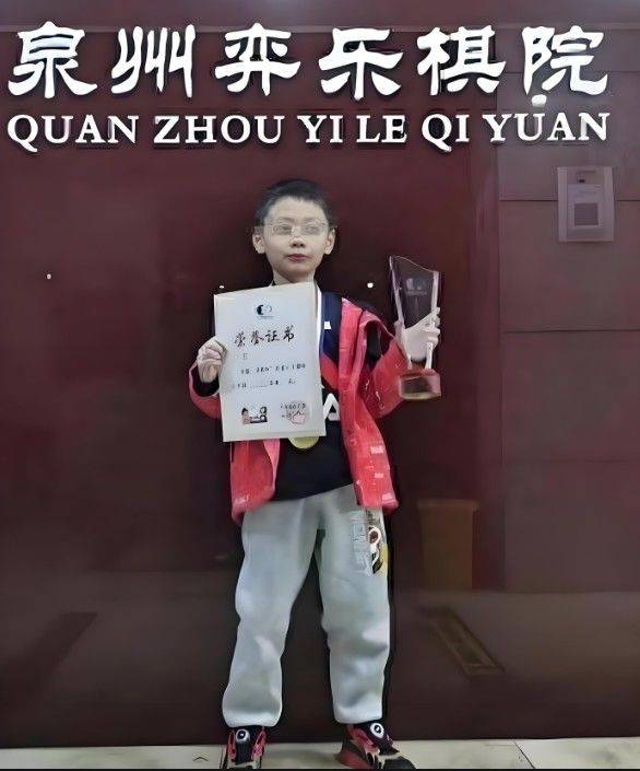 [서울=뉴시스] 중국에서 '바둑 신동'으로 알려졌던 9세 소년이 극단적 선택을 한 사실이 알려지면서 파장이 확산되고 있다. 중국 바둑 천재소년 주훙신 자료 사진. <사진출처: 바이두> 2025.05.22