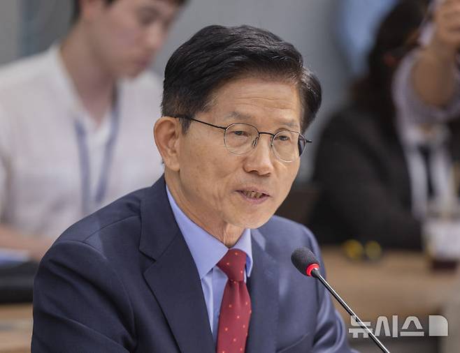 [서울=뉴시스] 고승민 기자= 김문수 국민의힘 대선 후보가 22일 서울 용산구 대한의사협회에서 열린 대한의사협회 회장단 간담회에서 인사말을 하고 있다. (공동취재) 2025.05.22. photo@newsis.com