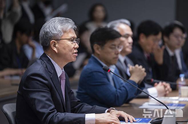 [서울=뉴시스] 고승민 기자= 22일 서울 용산구 대한의사협회에서 열린 김문수 국민의힘 대선 후보 방문 기념 대한의사협회 회장단 간담회에서 김택우 의협회장이 인사말을 하고 있다. (공동취재) 2025.05.22. photo@newsis.com