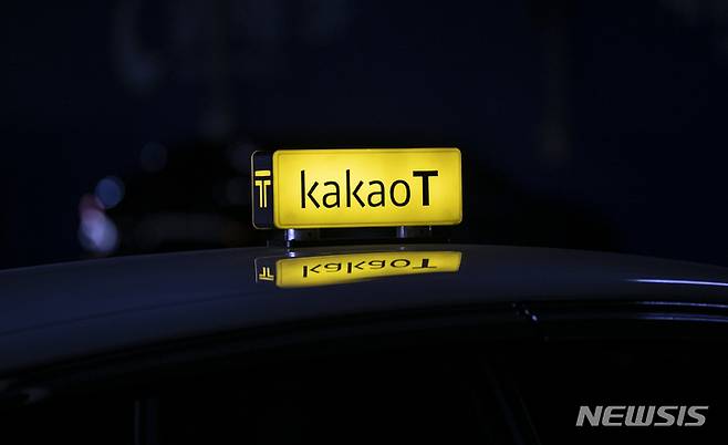[서울=뉴시스] 서울 용산역 택시 승강장에서 카카오 택시가 운행을 하고 있다. (사진=뉴시스DB). 2025.05.22. photo@newsis.com