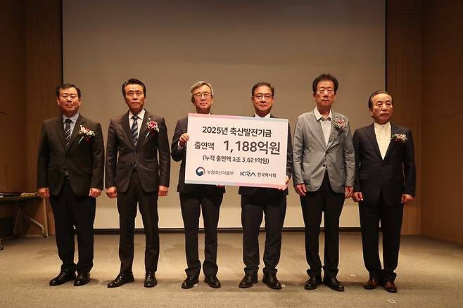 [세종=뉴시스]한국마사회가 21일 렛츠런파크 서울에서 농축산업 발전을 위한 주요 재원인 축산발전기금 전달식을 개최하고 있다. (사진=마사회 제공) *재판매 및 DB 금지