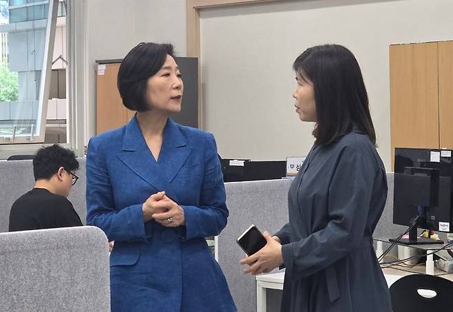 [서울=뉴시스] 강은정 수습 기자=22일 서울 종로구 소상공인시장진흥공단 서울중부센터에서 열린 소상공인 새출발 지원센터 개소식에서 직원의 설명을 듣고 있는 오영주 중소벤처기업부 장관의 모습. 2025.05.22. eunduck@newsis.com *재판매 및 DB 금지