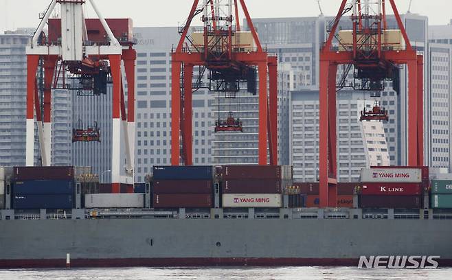 [도쿄=AP/뉴시스] 일본 도쿄항 컨테이너 전용부두에 설치한 크레인 등 하역설비. 자료사진. 2025.05.22