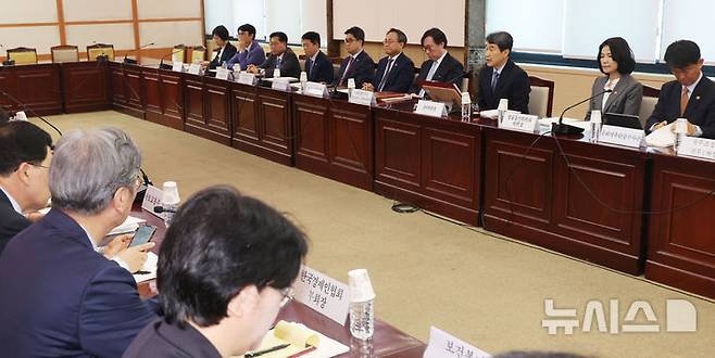 [서울=뉴시스] 고범준 기자 = 이주호 대통령 권한대행 부총리 겸 교육부 장관이 22일 서울 종로구 정부서울청사에서 열린 제7차 APEC 준비위원회 회의에서 발언하고 있다. (대통령실통신사진기자단) 2025.05.22. bjko@newsis.com