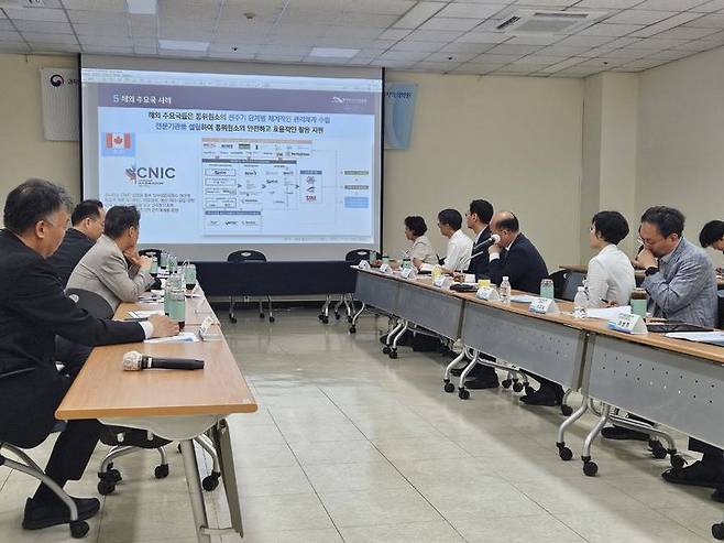 [서울=뉴시스] 박은비 기자 = 과학기술정보통신부는 22일 오후 서울 노원구 한국원자력의학원에서 '의료용 동위원소 자립 및 방사성의약품 개발 촉진을 위한 현장 간담회'를 개최했다. 2025.05.22. silverline@newsis.com *재판매 및 DB 금지