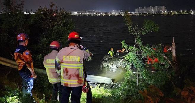 [울산=뉴시스] 박수지 기자 = 22일 오전 울산시 남구 여천동에서 스포츠유틸리티차량(SUV)이 강에 빠져 소방당국이 구조 작업을 벌이고 있다. (사진=울산소방본부 제공) 2025.05.22. photo@newsis.com *재판매 및 DB 금지
